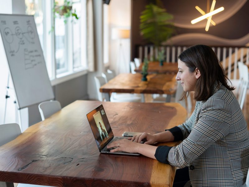 linkedin-sales-solutions-VtKoSy_XzNU-unsplash